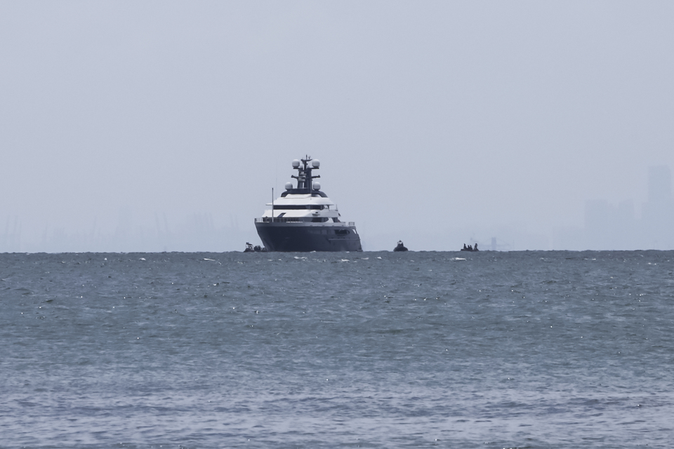 The luxury yacht Equanimity, which was seized by the National Police in Bali recently, is seen near Batam in the Riau Islands on Monday (06/08) before it was handed over to Malaysian authorities. The United States Department of Justice claims that funds used for the acquisition of the Rp 3.5 trillion ($242 million) yacht were transferred from the Malaysian sovereign wealth fund 1MDB between 2009 and 2015. (Antara Photo/M N Kanwa)