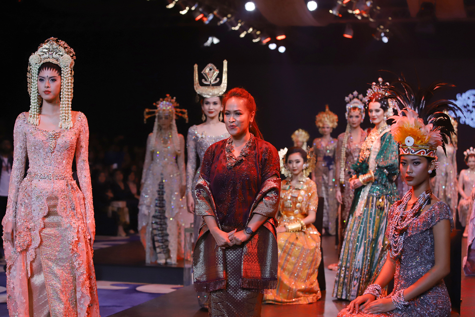 Vera Anggraini, center, poses with the models after fashion show, 'Merajut Nusantara' at Raffles Jakarta on Wednesday (15/08). (Photo courtesy of Kirani Komunikasi)