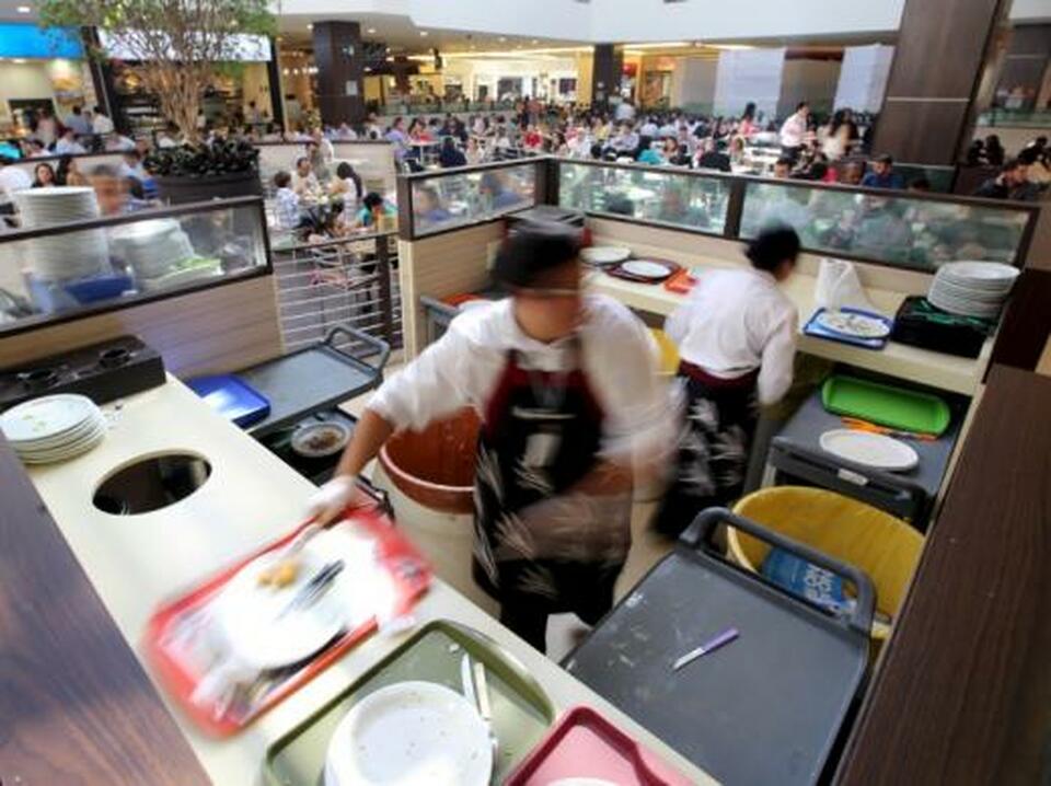 Workers separate food waste at a food court in a shopping mall in São Paulo, Brazil, in this July 2015 file photo. (Reuters Photo/Paulo Whitaker)
