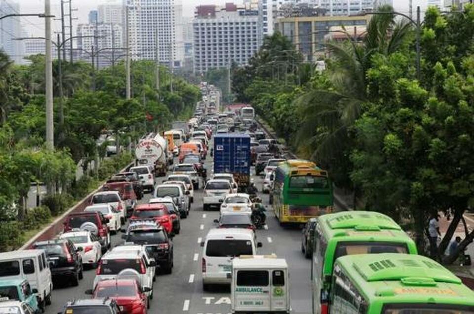 Motorists drive through heavy traffic flow along Roxas boulevard in Metro Manila, Philippines. (Reuters Photo/Romeo Ranoco)