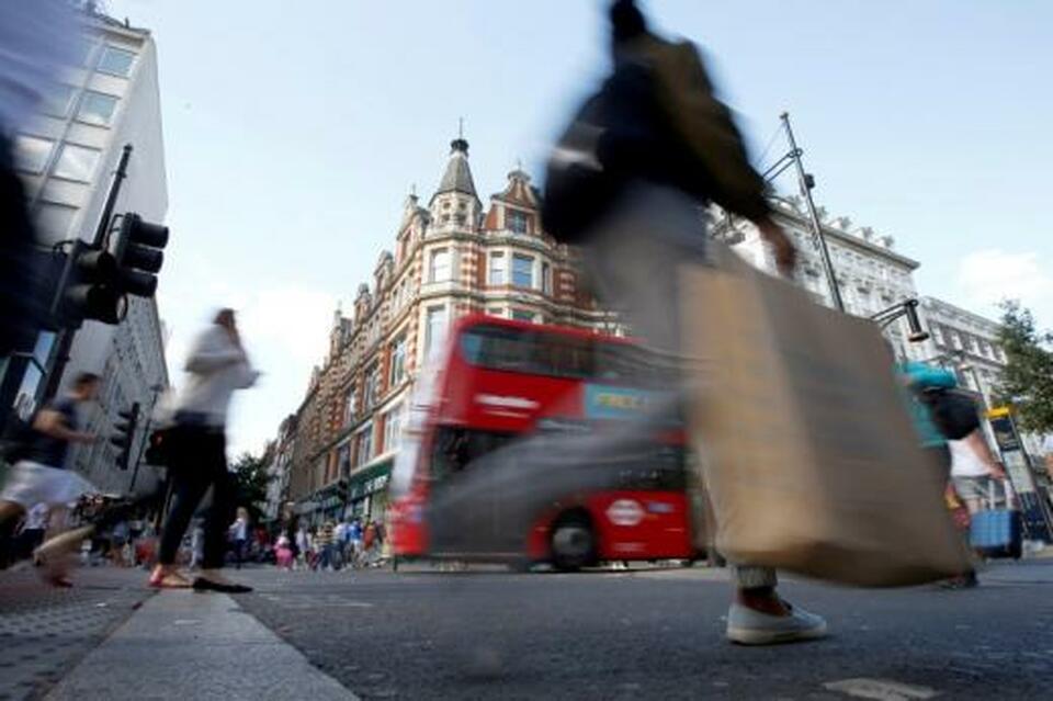 Shoppers cross the road in Oxford Street, in London. (Reuters Photo/Peter Nicholls)