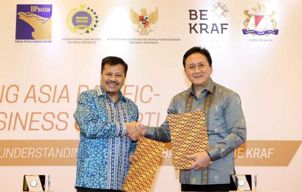 BP Batam head Lukita Dinarsyah Tuwo, left, and Creative Economy Agency chairman Triawan Munaf shakes hand in a ceremony in Jakarta on Thursday (06/09). (MI Photo/Uthan A Rachim) 