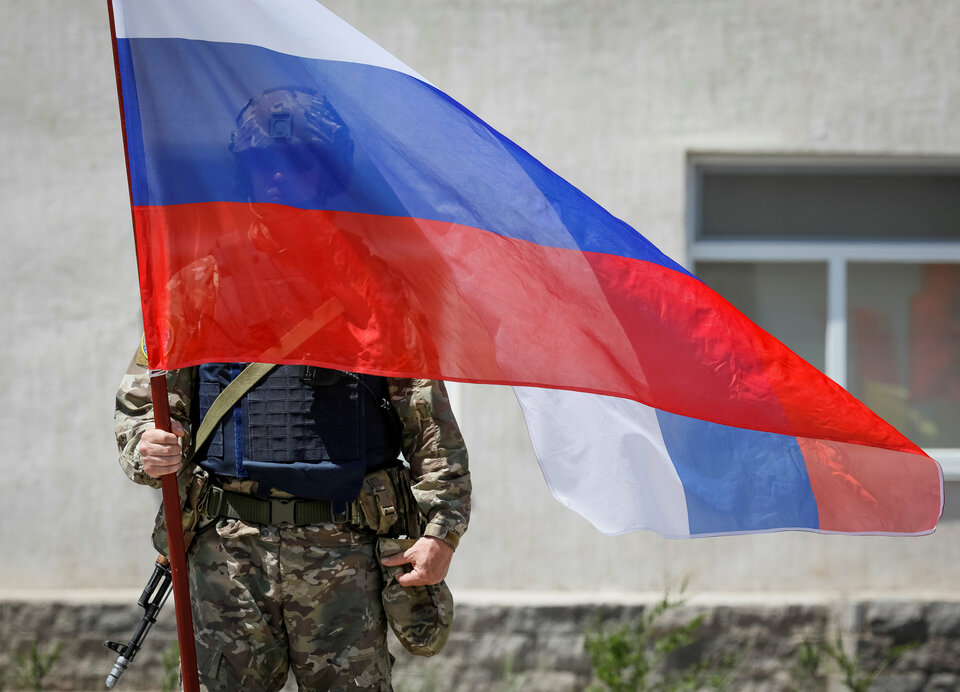 A member of Russia's special operations unit stands with a national flag during the Collective Security Treaty Organisation (CSTO) military exercise outside Almaty in Kazakhstan in this May 2018 file photo. (Reuters Photo/Shamil Zhumatov)