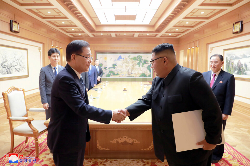 A South Korean envoy shakes hands with North Korean leader Kim Jong-un during their meeting in Pyongyang, North Korea, in this undated photo released on Thursday (06/09) by North Korea's Korean Central News Agency (KCNA). (Reuters Photo/KCNA)