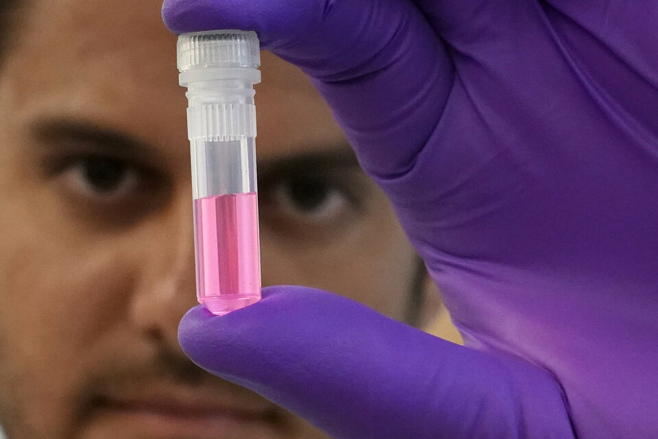 Andrew Schweighardt holds a vial with a DNA sample at the office of the Chief Medical Examiner of New York during an event in New York City on Sept. 6, 2018. (Reuters Photo/Carlo Allegri)