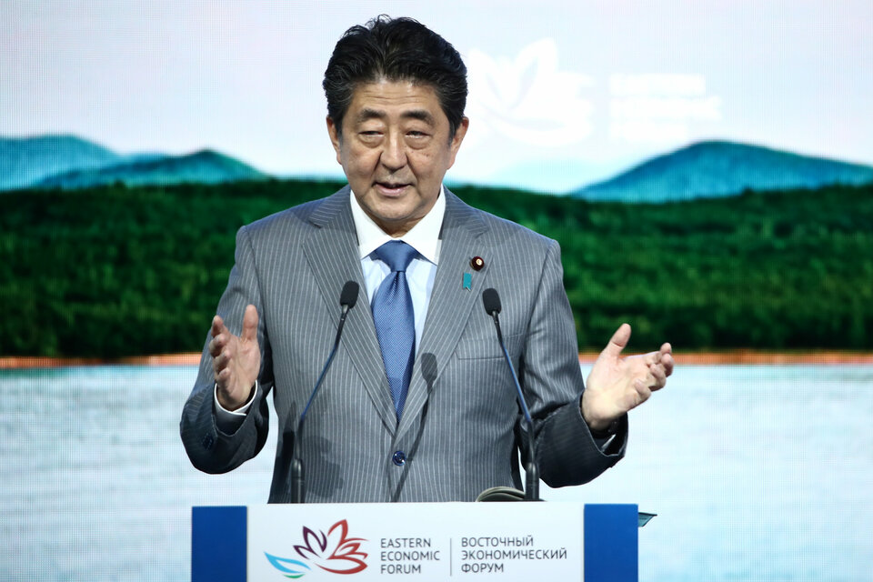 Japanese Prime Minister Shinzo Abe delivers a speech during a session of the Eastern Economic Forum in Vladivostok, Russia, on Wednesday (12/09). (Reuters Photo/Valery Sharifulin)