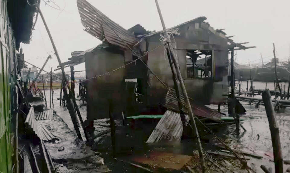 A strong typhoon tore through the northern tip of the Philippines on Saturday (15/09), packing winds of more than 200 kilometers per hour, along with torrential rain, killing three people and causing floods, landslides and power outages. (Reuters Photo/social media)