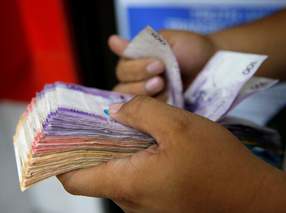Inflation, now at a nine-year high of 6.4 percent and running above the central bank's 2 percent to 4 percent target for the past six months, is eroding the purchasing power of Filipino consumers, the backbone of the Southeast Asian economy. (Reuters Photo/Eloisa Lopez)