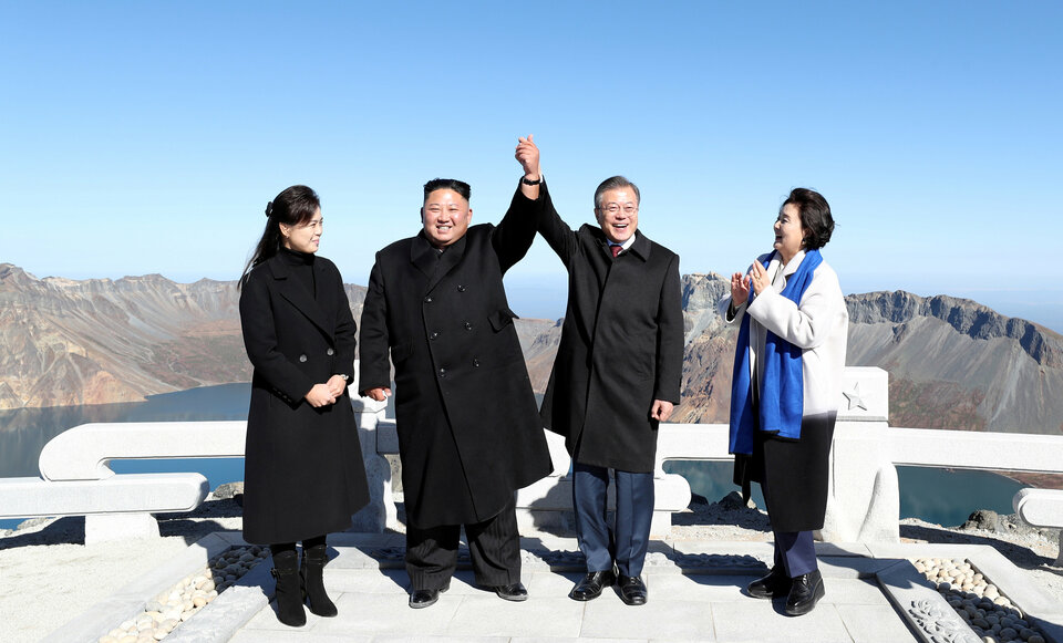 South Korean President Moon Jae-in and North Korean leader Kim Jong-un pose for photographs on the top of Mount Paektu in North Korea on Thursday (20/09). (Reuters Photo/Pyeongyang Press Corps)