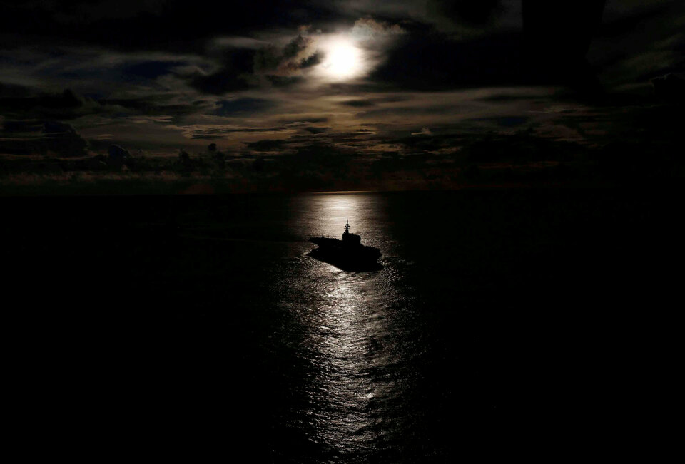 Japanese helicopter carrier Kaga is silhouetted against the reflection of the sun on the ocean during a joint naval drill with British frigate HMS Argyll and Japanese destroyer Inazuma in the Indian Ocean on Wednesday (26/09). (Reuters Photo/Kim Kyung-Hoon)