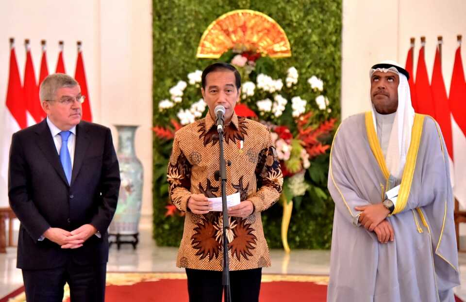 President Joko 'Jokowi' Widodo announced that Indonesia will bid for the 2032 Olympics, following a meeting with International Olympic Committee president Thomas Bach, left, and Olympic Council of Asia president Sheikh Ahmed Al-Fahad Al-Sabah, right, at the Presidential Palace in Bogor, West Java, on Saturday (01/09). (Photo courtesy of the Presidential Secretariat)