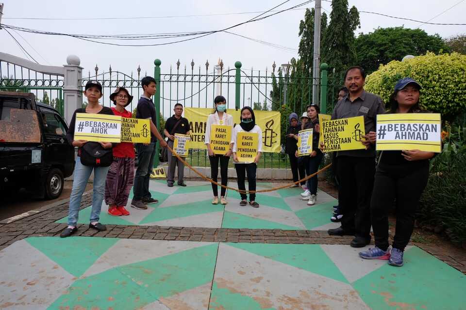 Activists stand in solidarity with victims of the country's archaic blasphemy law in Jakarta on Wednesday (12/09). (Photo courtesy of Amnesty International Indonesia)