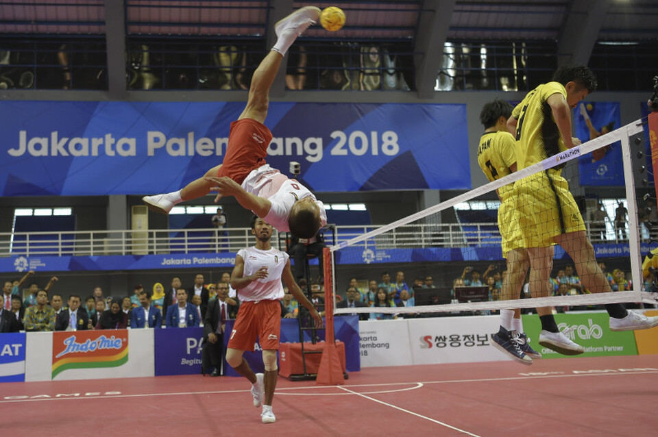 Indonesia earned its last gold medal a day before the closing ceremony of the 2018 Asian Games in the men's sepak takraw quadrant event after defeating Japan in the final at Jakabaring Sport City in Palembang, South Sumatra, on Saturday (01/09). (Antara Photo/Inasgoc/Nova Wahyudi)