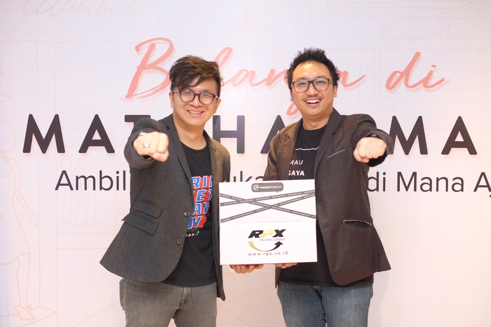 RPX Group general manager Albert David Palit, left, and Alvin Aulia Akbar, head of business development at MatahariMall.com, posing for a photo after the press conference in Jakarta on Thursday (30/08). (Photo courtesy of Iris Jakarta)
