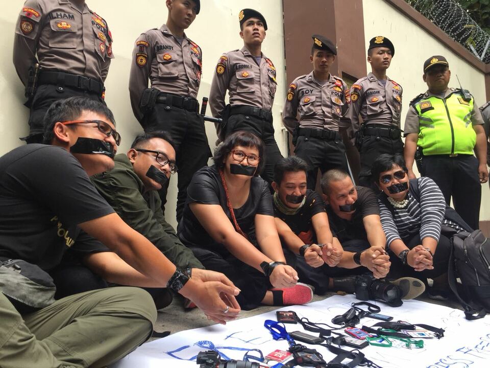 Dozens of journalists staged a rally in front of the Myanmar Embassy in Jakarta on Friday (07/09), calling on the country's government to release Reuters journalists Wa Lone and Kyaw Soe Oo, who were each sentenced to seven years in prison this week for breaching the country's secrecy laws. (Photo courtesy of FJFI/Dewi Nurcahyani)