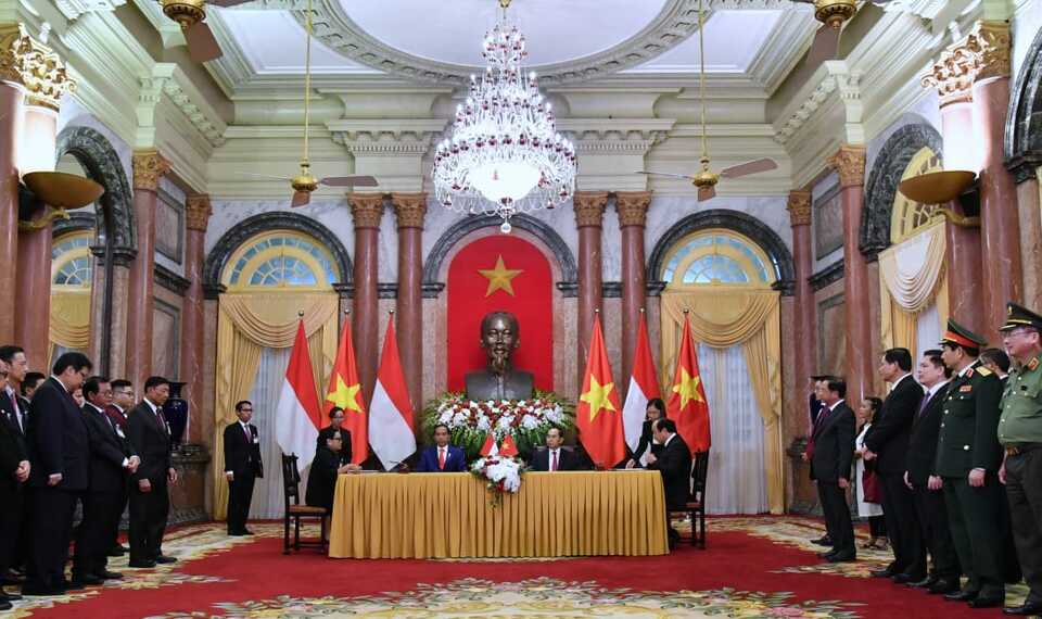 President Joko 'Jokowi' Widodo and his Vietnamese counterpart, Trần Đại Quang, witness the signing of agreements in Hanoi on Tuesday (11/09). (Photo courtesy of the Cabinet Secretariat)