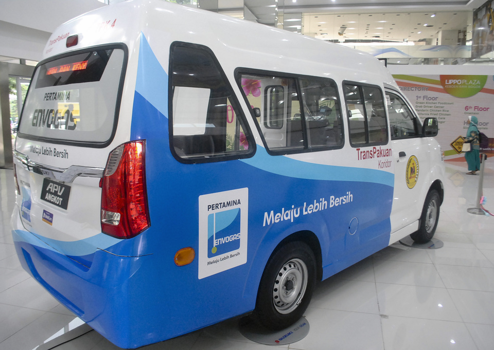 A minibus on display at Lippo Plaza Keboen Raya in Bogor, West Java, on Saturday (08/09). The more modern version of city transportation, better known as angkot, is equipped with an air-conditioner, flat-screen television, closed-circuit television system and mobile phone chargers. Passengers will be able to pay the fares using either cash or non-cash payment systems when these vehicles start operating in Bogor later this month. (Antara Photo/Arif Firmansyah)