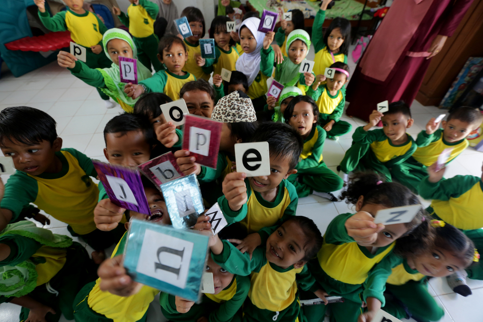 Kindergarten students holding up letters of the alphabet to commemorate International Literacy Day in Banda Aceh, Aceh, on Sept. 8. (Antara Photo/Irwansyah Putra)