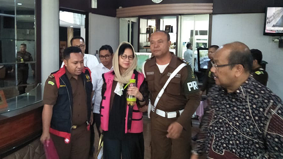 The Attorney General's Office detained former Pertamina boss Karen Agustiawan on Monday (24/09) over her alleged involvement in corruption involving the state energy company's investment in Basker Manta Gummy oil and gas field in Australia in 2009, which resulted in hundreds of billions of rupiah in state losses. (Antara Photo/AGO Public Relations)