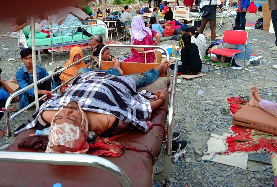 The death toll in the magnitude-7.4 earthquake, followed by a tsunami, which struck Palu and Donggala in Central Sulawesi on Friday (28/09), had risen to 832 by Sunday afternoon, while at least 540 people were injured and hospitalized. (Antara Photo/Rolex Malaha)