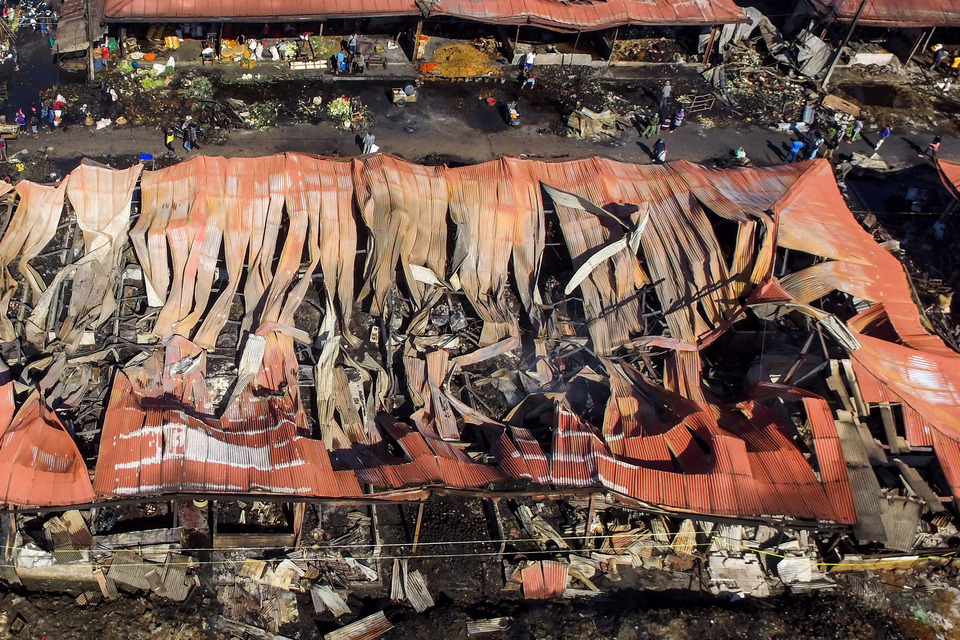 An aerial view of a building damaged by fire inside Gedebage Market in Bandung, West Java, on Tuesday (04/09). West Java Governor Ridwan Kamil, who is a former mayor of Bandung, has called on traders and managers to improve operational standards and security measures in the market. (Antara Photo/M Ibnu Chazar)