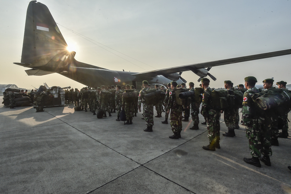 Military personnel prepare to board a plane at Halim Perdanakusuma Air Force Base in East Jakarta on Saturday morning (29/09) to assist the victims of a massive earthquake and tsunami that struck Palu and Donggala in Central Sulawesi on Friday evening. (Antara Photo/Muhammad Adimaja)