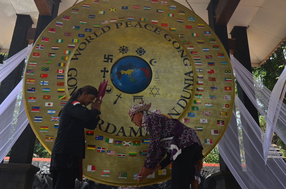 Traditional leaders participate in a ceremony celebrating the ninth anniversary of the World Peace Gong in Karangkamulyan, Ciamis district, West Java, on Sunday (09/09). The gong, decorated with the flags of 200 countries, was made to promote world peace and unity, while also preserving regional art and culture. (Antara Photo/Adeng Bustomi)