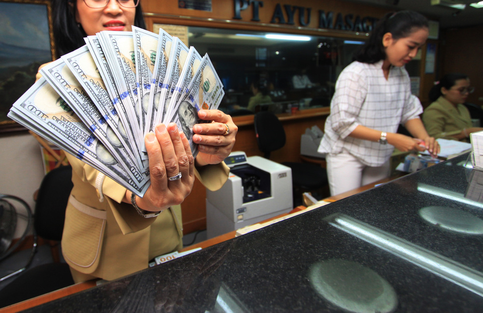 Coordinating Economic Affairs Minister Darmin Nasution has called the rupiah's depreciation since Friday 'illogical' and said the currency's decline does not reflect the state of the economy. (Antara Photo/Reno Esnir)