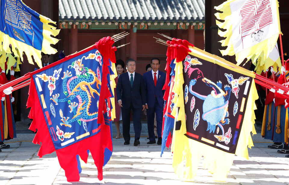South Korean President Moon Jae-in and President Joko 'Jokowi' Widodo attend a welcoming ceremony at Changddeokgung Palace in Seoul on Monday (10/09). (Antara Photo/Jeon Heon-kyun)