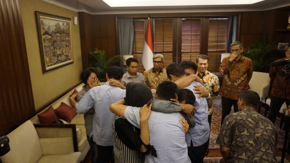 Hamdan bin Saleng, Sudarlining bin Samansunga and Subandi bin Sattu, all wearing light-blue shirts, reuniting with their families at the Foreign Ministry's offices in Jakarta on Tuesday (18/09) following their release by Abu Sayyaf militants over the weekend. (Photo courtesy of the Foreign Ministry)