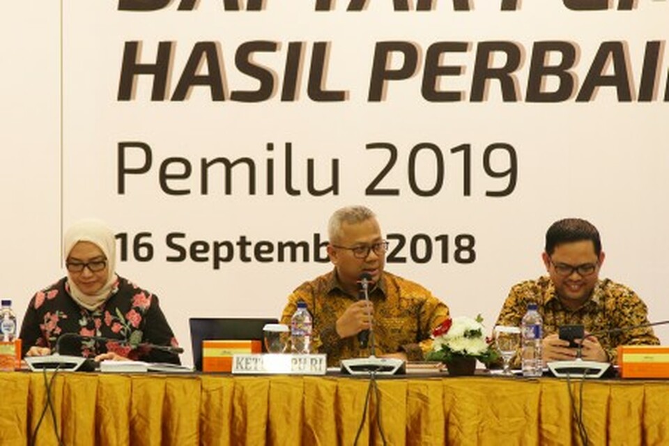 General Elections Commission (KPU) chairman Arief Budiman, center, announcing the candidates for 2019 presidential election in Jakarta on Thursday evening (20/09). (Antara Photo/Rivan Awal Lingga)
