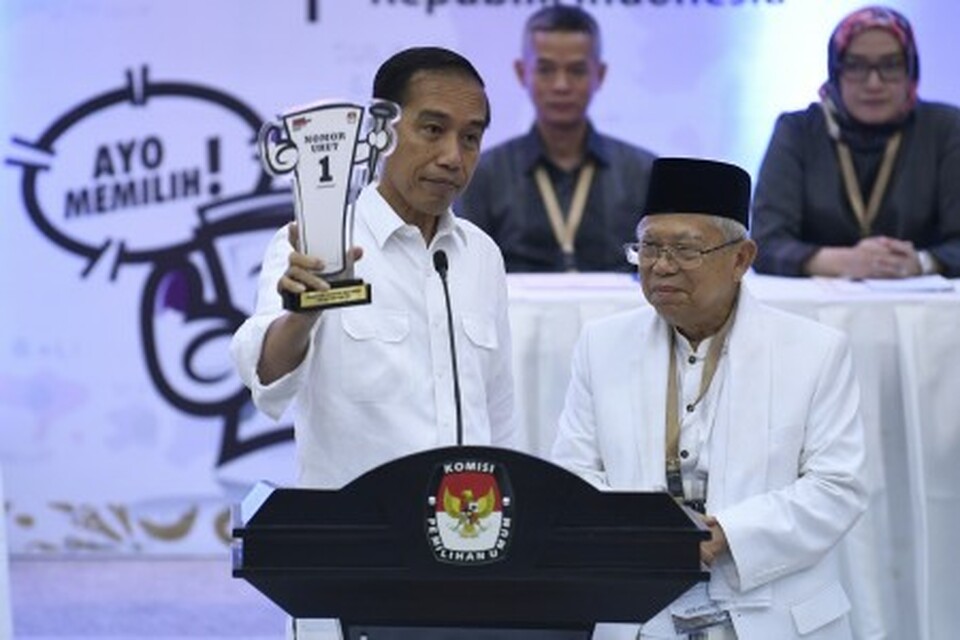 President Joko 'Jokowi' Widodo and Ma'ruf Amin, right, his running mate in the 2019 election. (Antara Photo/Puspa Perwitasari)