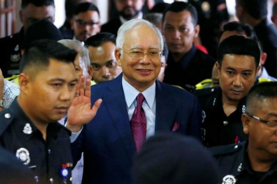 A total of 21 money laundering charges will be laid against former Malaysian Prime Minister Najib Razak, center, over a $681 million dollar transfer into his bank account, police said on Thursday (20/09). (Reuters Photo/Lai Seng Sin)