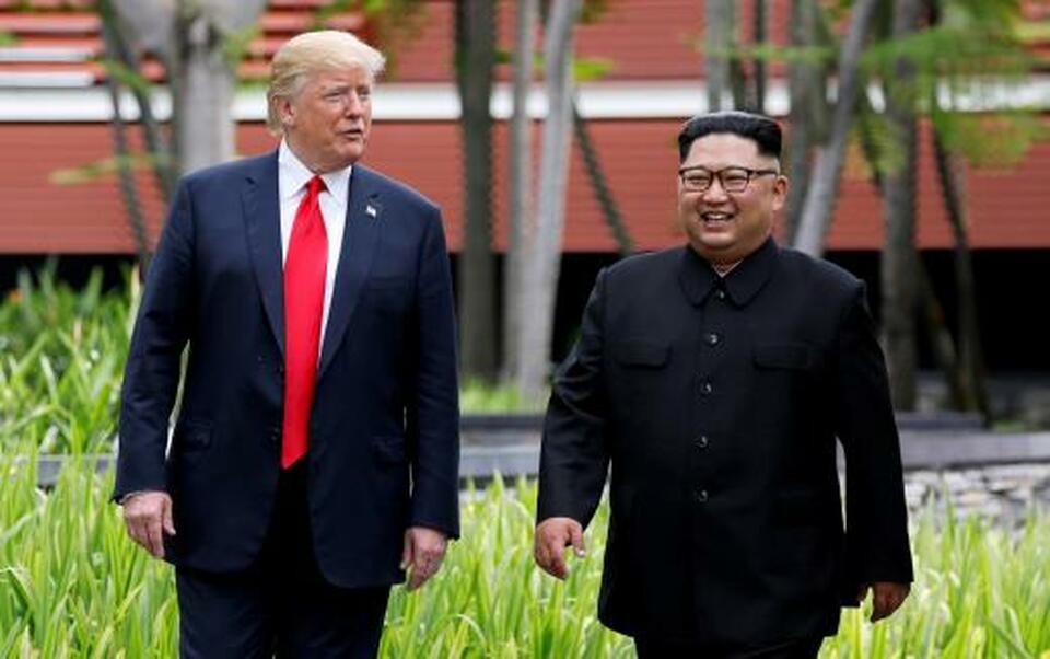 US President Donald Trump and North Korean leader Kim Jong-un walk after lunch at the Capella Hotel on Sentosa island in Singapore June 12, 2018. (Reuters Photo/Jonathan Ernst)