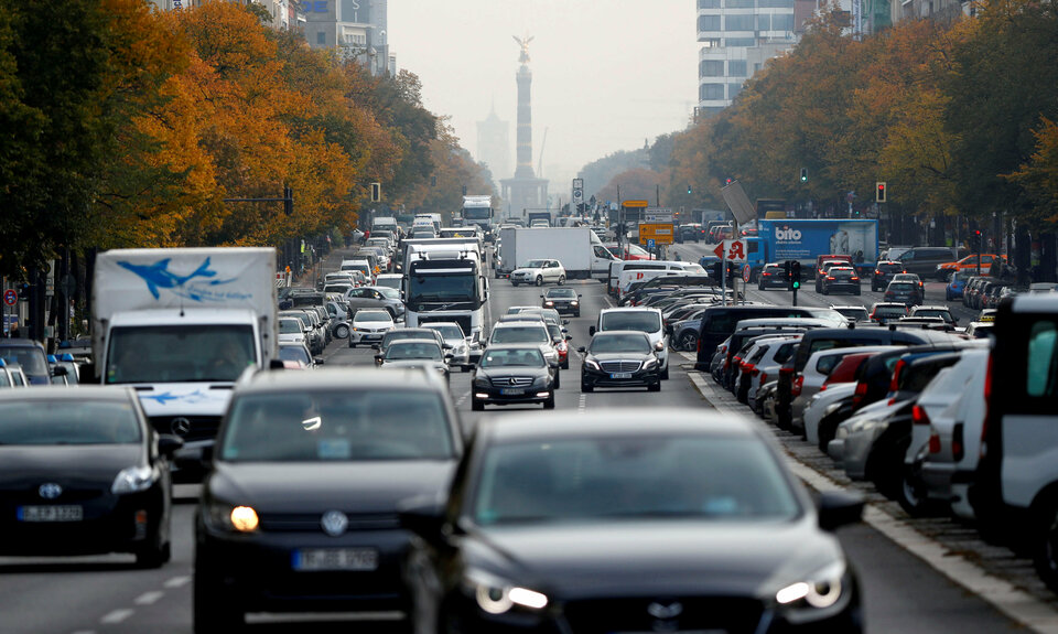 Cars are seen at Kaiserdamm street, which could be affected by a court hearing on case seeking diesel cars ban in Berlin, Germany on Tuesday (09/10). (Reuters Photo/Fabrizio Bensch)