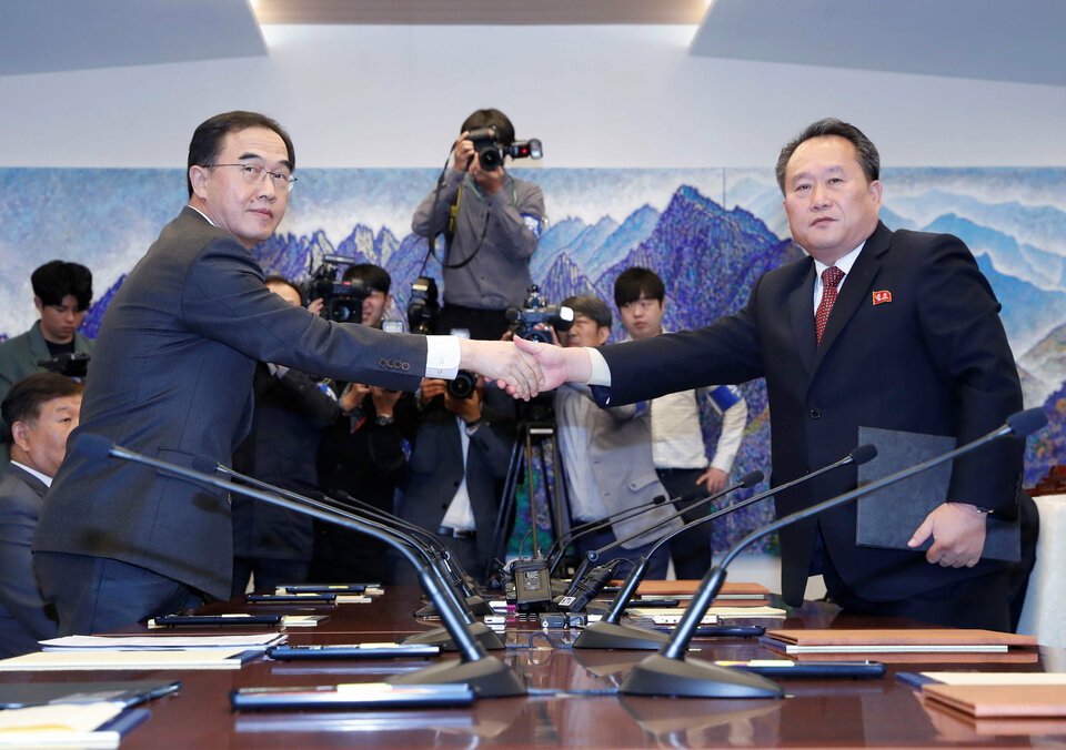 North Korea's Ri Son Gwon, chairman of the Committee for the Peaceful Reunification of the Country, shakes hands with South Korean Unification Minister Cho Myoung-gyon after exchanging the joint statement during their meeting at the truce village of Panmunjom inside the demilitarized zone, South Korea on Oct. 15, 2018. (Reuters Photo/Yonhap)