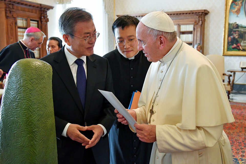 Pope Francis meeting with South Korean President Moon Jae-in during a private audience at the Vatican on Thursday. (Reuters Photo/Alessandro Di Meo)