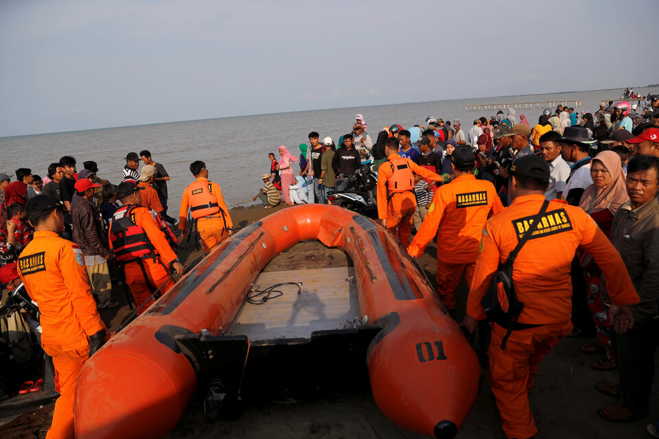 Rescue team members carry the boat heading to the Lion Air flight JT-610 crash site off the coast of Karawang district, West Java, on Monday. (Reuters Photo/Beawiharta)
