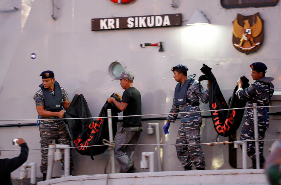 Members of the Indonesian Navy carry body bags with the remains of passengers of Lion Air flight JT610, which crashed into the sea, during the recovery process at Tanjung Priok Port in North Jakarta on Monday. (Reuters Photo/Willy Kurniawan)