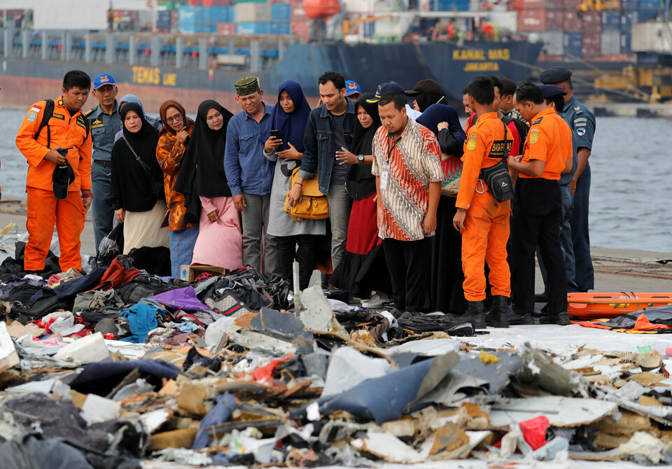 Relatives of passengers of Lion Air flight JT-610 look at victims' belongings at Tanjung Priok Port in North Jakarta on Wednesday. (Reuters Photo/Beawiharta)