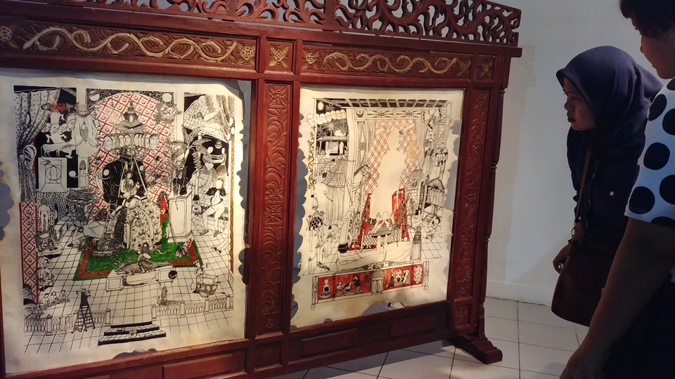 Ipeh Nur's 'Borderless,' a two-panel acrylic paintings on goat skin depicting how Javanese wedding attire has been revolutionized by hijab wearers. (JG Photo/Dhania Sarahtika)