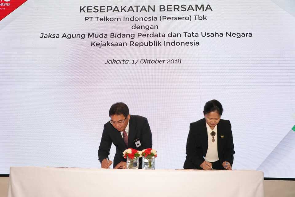 Telkom president director Alex Sinaga, left, with Deputy Attorney General Loeke Agoestina signing the agreement in Jakarta on Wednesday. (Photo courtesy of Telkom Indonesia)