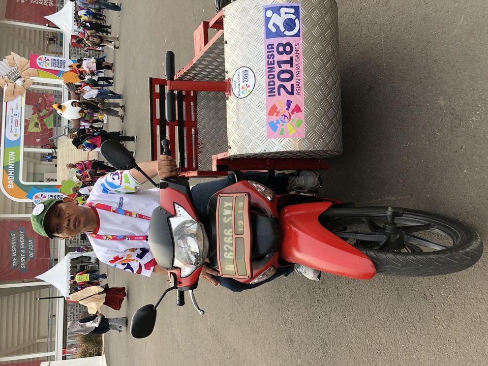 Arief and his motorcycle taxi at the Asian Para Games 2018 in South Jakarta. (JG Photo/Diella Yasmine)