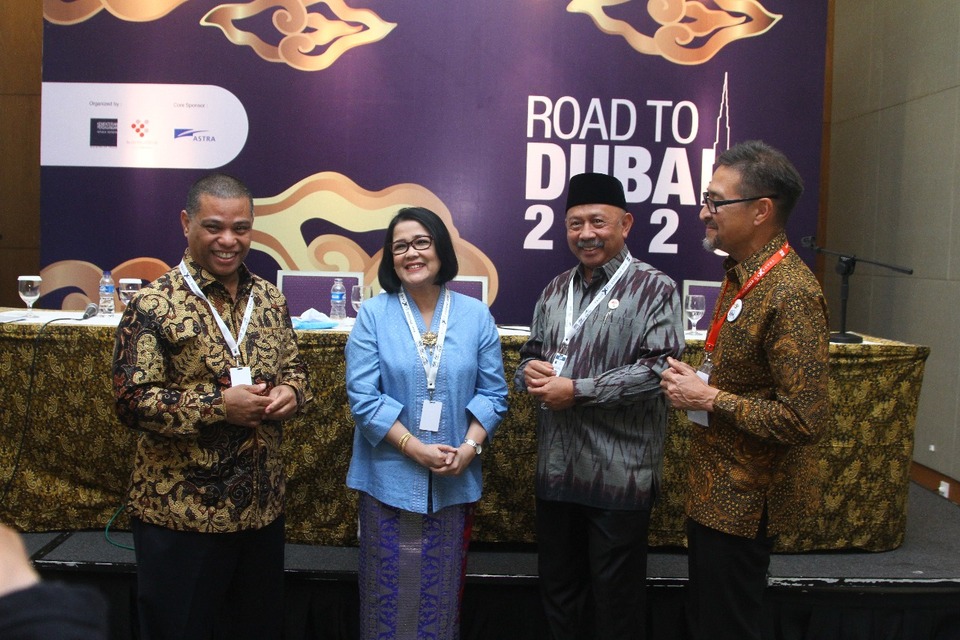 From left, Ridwan Hasan, Indonesian consul general to Dubai; Arlinda Imbang Jaya, director general for export development at the Ministry of Trade; Husin Bagis, Indonesian ambassador to the United Arab Emirates; and Hariman Zagloel, president director of Samudra Dyan Praga, posing for a photo during the launch of the government's 'Road to Dubai' roadshow program in Tangerang, Banten, on Thursday. (Photo courtesy of the Ministry of Trade)