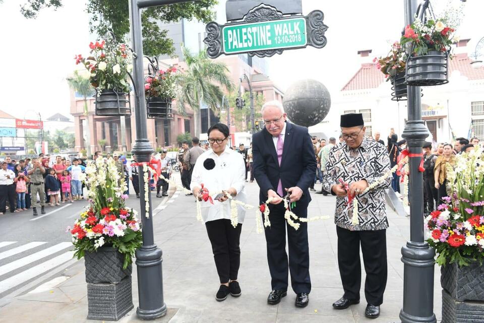 From left, Foreign Minister Retno Marsudi, Palestinian Foreign Minister Riyad al-Maliki and Bandung Mayor Oded M. Danial participating in the inauguration of 'Palestine Walk' in the West Java provincial capital on Friday. (Photo courtesy of the Ministry of Foreign Affairs)