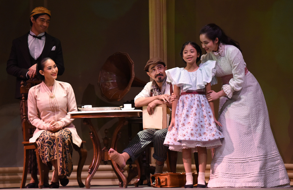 'Bunga Penutup Abad' ('Flower That Ends a Century'), a stage play adapted from Pramoedya Ananta Toer's 'Buru Quartet' novels, will return to Jakarta on Nov. 17-18. (Antara Photo/Wahyu Putro)
