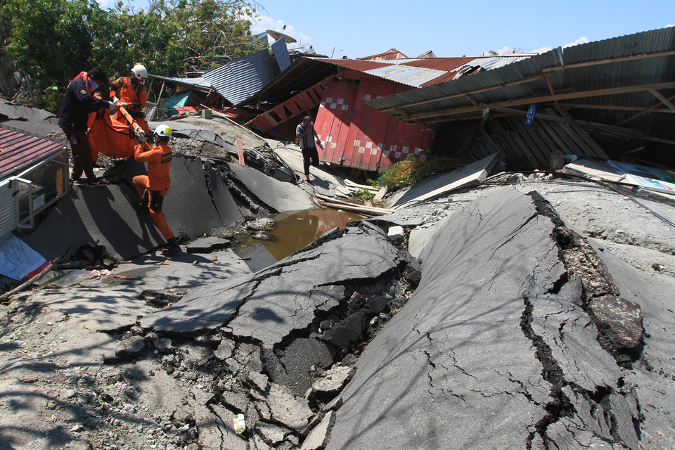 The death toll in last week's magnitude-7.4 earthquake, followed by a tsunami, that hit Palu and Donggala in Central Sulawesi, had risen to 844, the National Disaster Mitigation Agency (BNPB) said on Monday (01/10). (Antara Photo/Akbar Tado)