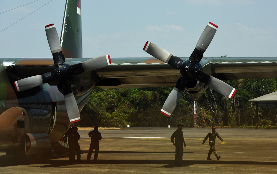 Chief Security Minister Wiranto said on Tuesday (02/10) that several countries offered to assist Indonesia by providing Lockheed C-130 Hercules cargo planes, which the government hopes will accelerate the delivery of emergency supplies to assist victims of last week's earthquake and tsunami in Central Sulawesi. (Antara Photo/Yusran Uccang)