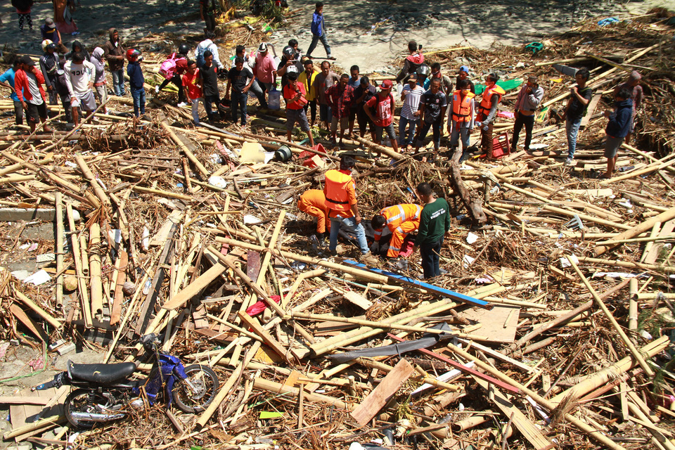 Telkom Indonesia said it is making progress in restoring its services Palu and Donggala in Central Sulawesi, which were hit by a magnitude-7.4 earthquake, followed by a tsunami, last week. (Antara Photo/Akbar Tado)