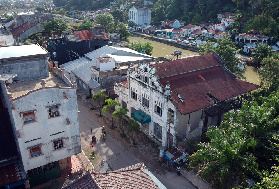 The building of the Padangsche Spaarbank, completed in 1908, seen from the air in the old town area of Padang, West Sumatra, on Thursday. According to the West Sumatra Cultural Conservation Center, there are 79 buildings in the area that could be revitalized and turned into hotels and cafés. (Antara Photo/Iggoy el Fitra)